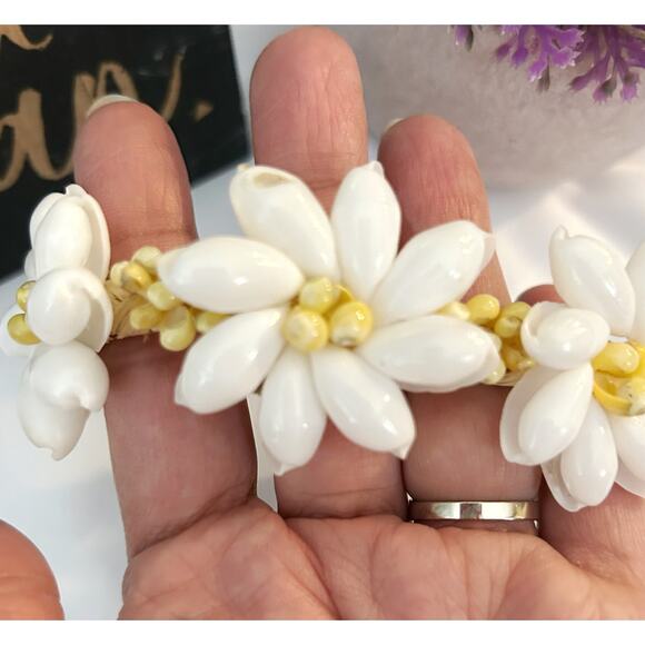 White Flower Seashell Tie Bracelet - Picture 2 of 5